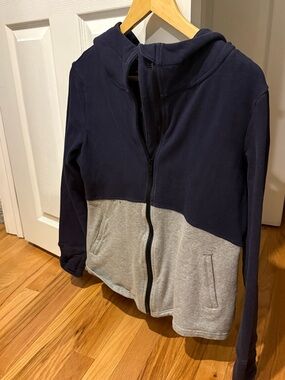 Women’s Medium Maven Thread zip up